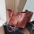 Bolso tote retro grande marrón oscuro en piel sintética con acabado de cera pulida - Marrón