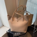 Sac fourre-tout abricot chic avec texture cuir litchi et fines bretelles sur livres - Khaki