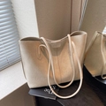 Bolso tote beige minimalista de piel sintética con textura arrugada vintage y bandolera - Blanco