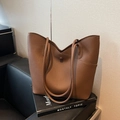 Grand sac cabas en cuir marron grainé avec ouverture en V et fines anses chic - café