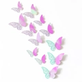 Detail von 3D lasergeschnittenen hohlen Schmetterlings-Wandtattoos in Pink-Lila-Laseroptik - Set / Regenbogen Lila