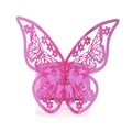 Vista macro del portatovagliolo a farfalla rosa tagliato al laser con motivo traforato - Polvere per unghie
