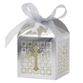 Elegante silberne lasergeschnittene Gastgeschenkbox mit Kreuz und hellblauem Band - Reflektierendes Silber