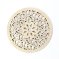Dettaglio macro di sottobicchiere in legno tagliato al laser con motivo mandala floreale - Mandala Geometrico Radiale (Wooden Mat-28)