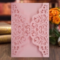Couverture d'invitation de mariage rose découpée au laser avec motifs de fleurs - Rose