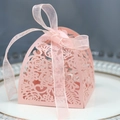 Boîte à bonbons rose découpée au laser avec motif de roses et ruban en organza - Style Ajouré Rose (XTH-94) / 50 Pièces/Paquet (6*6*8CM) / Rose