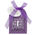 Détail boîte cadeau violette découpée au laser avec motif de croix, ruban et étiquette merci - Violet foncé