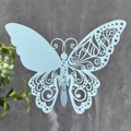 Papillon décoratif bleu clair découpé au laser pour verre avec détails ajourés fins - Bleu Pâle Perlé