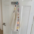 Détail du crochet du sac cabas bohème ajouré avec des motifs de fleurs colorées - Blanc