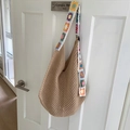 Détail de la bandoulière fleurie au crochet sur un sac cabas bohème beige ajouré - Khaki