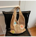 Primer plano detallado del bolso de ganchillo beige con aplicaciones de margaritas en 3D - Caqui