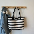 Grand sac cabas tissé avec rayures noires et blanches et poignées noires robustes - Noir