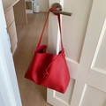 Bolso tipo cubo rojo brillante en cuero con textura de lichi y correa delgada - Rojo