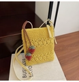 Vue détaillée du sac bandoulière tissé jaune avec breloques fraises 3D et maille fine - Jaune avec Pendentif