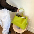 Bolso tote verde lima en cuero granulado con un elegante monedero decorativo lateral - Verde Fruta