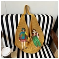 Detail der gelben Stricktasche mit Cartoon-Stickerei auf schwarz-weißem Hintergrund - Gelb