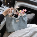 Sac cabas en velours côtelé bleu clair avec anses en cuir crème et chaînes argentées - Bleu