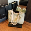 Sac fourre-tout minimaliste en toile vert sauge avec bandoulières roses et détails de chaîne - Beige