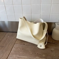 Bolso saco minimalista blanco crema con textura de cuero granulado y bolsa en la correa - Blanco