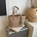Sac de plage minimaliste en paille kaki avec anses en similicuir brun et breloque - Khaki avec Pendentif