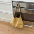 Borsa tote giallo brillante in pelle con ciondolo a cuore e tracolla per ogni giorno - Giallo latte
