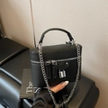 Sac à main noir à grain litchi avec bandoulière chaîne argentée et cadenas - Noir