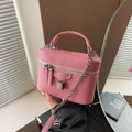 Petit sac boîte rose grainé avec cadenas argenté et bandoulière en chaîne élégante - Rose