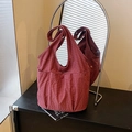 Sac fourre-tout en toile à carreaux rouges avec trois poches et bandoulière large - Rouge