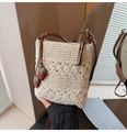 Petit sac bandoulière tissé crème avec breloques fraises et bandoulière en cuir brun - Beige Avec Charme