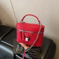 Petit sac carré rouge à texture litchi avec chaîne argentée et détail de cadenas - Rouge
