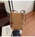 Détail du sac cabas évidé tissé avec breloques fraises et lanières en cuir marron - Khaki avec Pendentif
