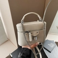 Sac à main boîte beige chic en cuir grainé avec garniture argentée et bandoulière - Blanc Cassé