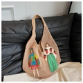 Beigefarbene Stricktasche mit süßer Stickerei auf einem schwarzen Stepphintergrund - Khaki