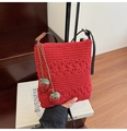 Détail du sac cabas rouge tissé avec breloques fraises et lanières en cuir noir - Rouge avec Pendentif