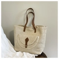 Détail du sac cabas tissé montrant la texture beige et la bandoulière en cuir brun - Blanc Cassé