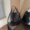 Schicke schwarze Eimertasche mit Lychee-Textur, Goldplakette und vielseitigen Trägern - Schwarz