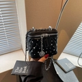 Mini sac bandoulière noir matelassé avec strass et pendentif camélia argent - Noir