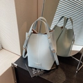 Hellblaue Beuteltasche mit Litschi-Maserung und verstellbarem Schultergurt - Blau