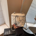 Mini sac vanity blanc matelassé avec strass brillants et chaîne à pendentif rose - Blanc Cassé