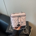 Sac à bandoulière rose matelassé élégant avec accents de diamants et pendentif rose - Rose