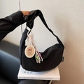Borsa a mezzaluna in nylon nero alla moda con ciondolo Capybara e tracolla larga - Nero con ciondolo