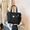 Minimalistische schwarze Eimertasche aus genarbtem Leder mit goldenen Metallteilen - Schwarz