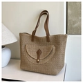 Détail du sac fourre-tout en paille tissé avec bride en cuir et poche à rabat avant - Kaki