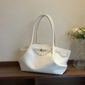 Borsa tote minimalista in pelle bianca con pieghe morbide ed elegante fibbia dorata - Bianco