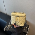 Mini sac vanity jaune matelassé avec strass et bandoulière chaîne argentée - Jaune