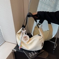 Borsa a tracolla a mezzaluna bianco crema in tela con cinturino nero e ciondolo capibara - Bianco Crema Con Ciondolo