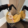 Borsa a tracolla a mezzaluna gialla in nylon con cinturino nero e ciondolo capybara - Giallo con Ciondolo