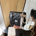 Sac bandoulière noir matelassé avec chaîne argentée et pendentif élégant perle et nœud - Noir (Avec Pendentif)