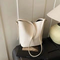 Sac seau en cuir blanc motif lychee avec boucle sphère argentée et bandoulière - Blanc