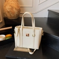 Cremeweiße Bucket-Tasche aus Leder mit Lychee-Maserung und goldenem Metall-Logo - Weiß